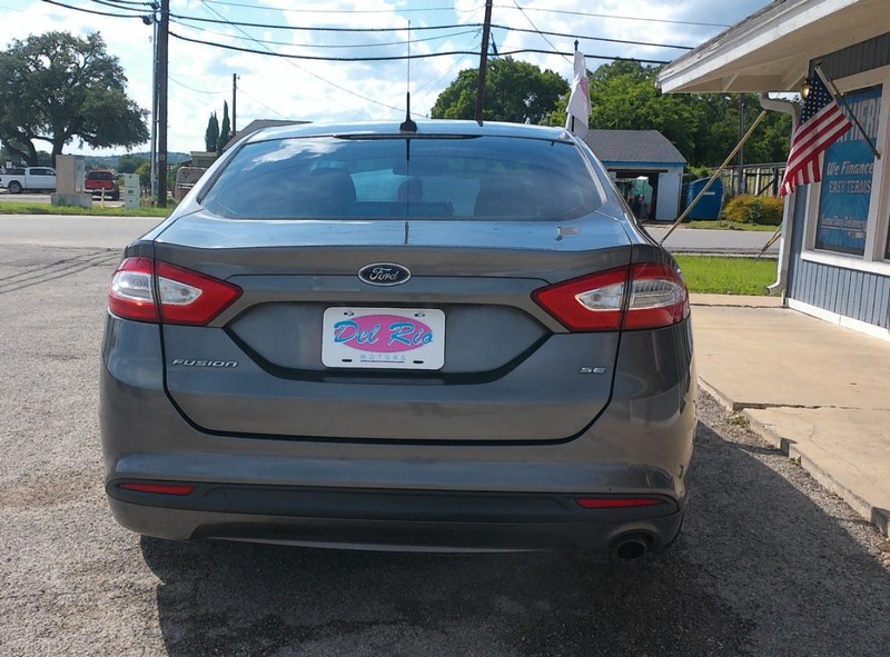 Ford Fusion Vehicle Full-screen Gallery Image 06