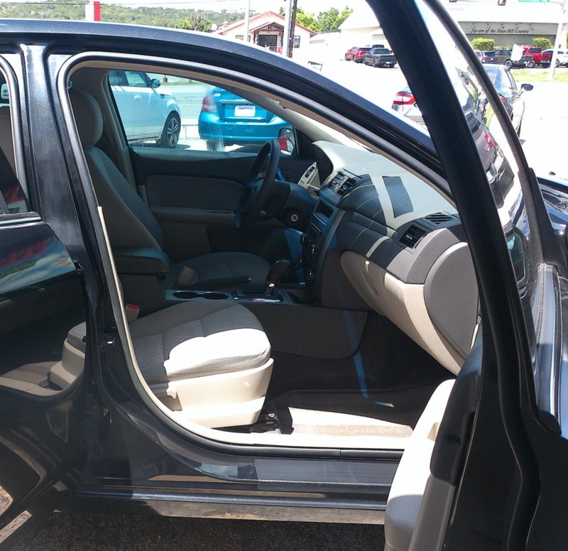 Ford Fusion Vehicle Full-screen Gallery Image 03