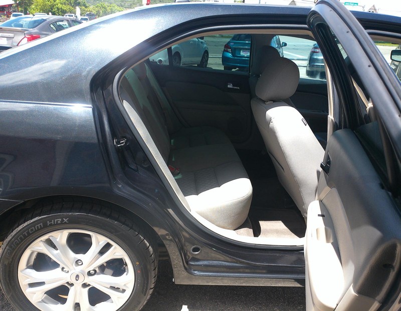 Ford Fusion Vehicle Full-screen Gallery Image 04
