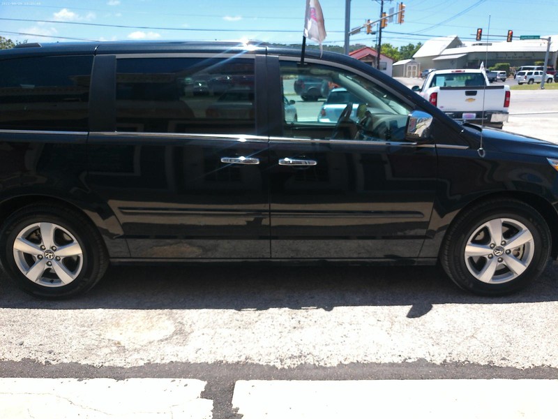 Volkswagen Routan Vehicle Full-screen Gallery Image 01