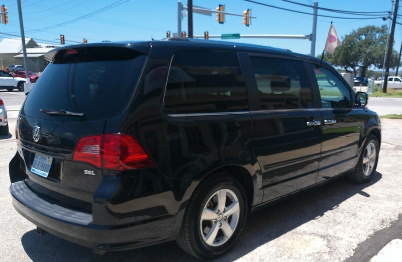 Volkswagen Routan Vehicle Full-screen Gallery Image 03