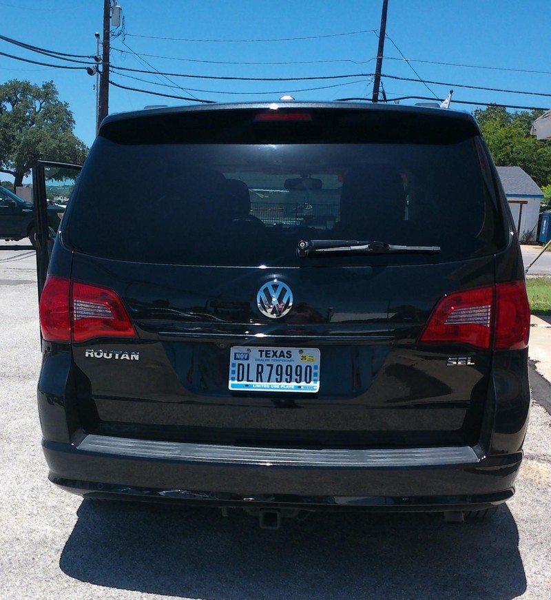 Volkswagen Routan Vehicle Full-screen Gallery Image 04