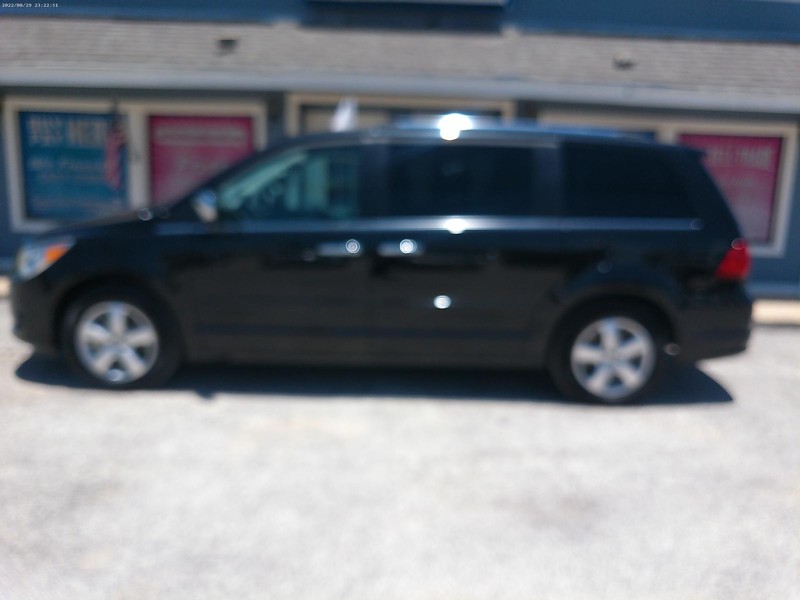 Volkswagen Routan Vehicle Full-screen Gallery Image 05