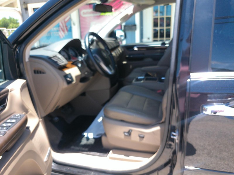 Volkswagen Routan Vehicle Full-screen Gallery Image 06