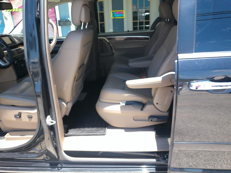 Volkswagen Routan Vehicle Full-screen Gallery Image 07