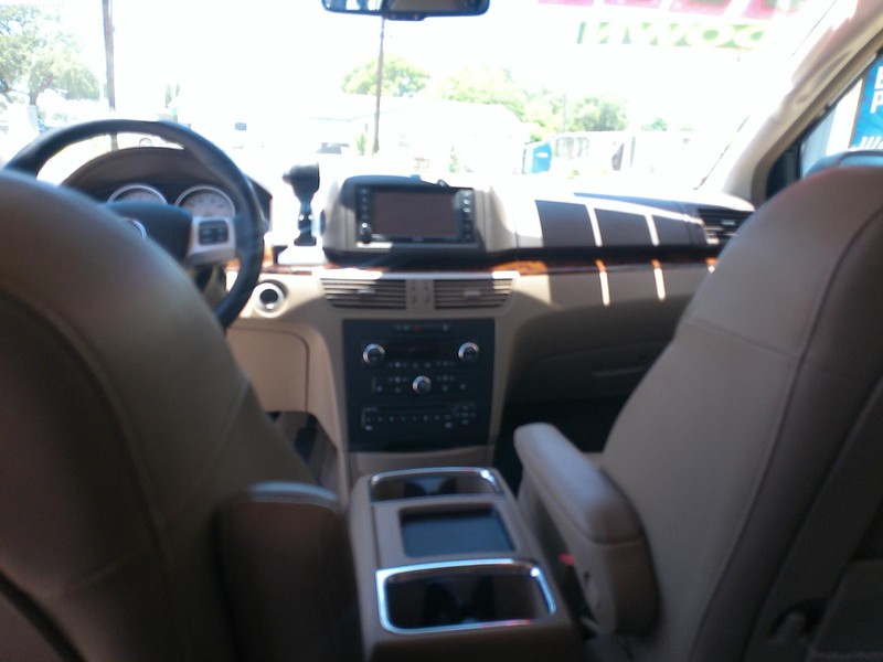Volkswagen Routan Vehicle Full-screen Gallery Image 08