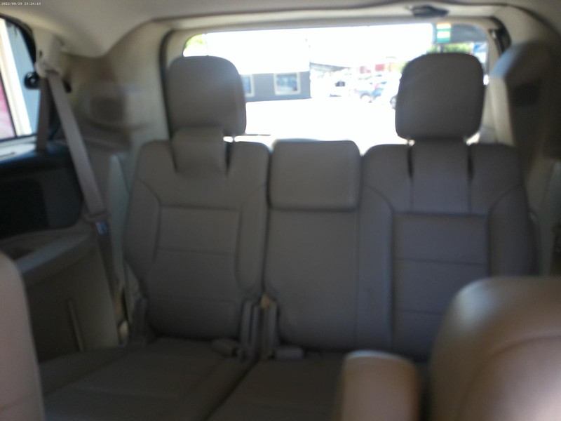 Volkswagen Routan Vehicle Full-screen Gallery Image 09