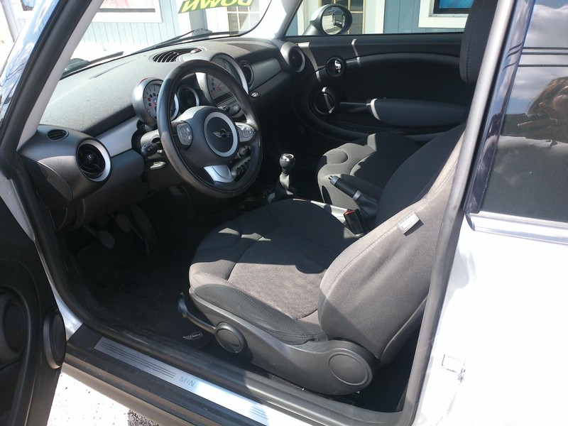 MINI Cooper Hardtop Vehicle Full-screen Gallery Image 06