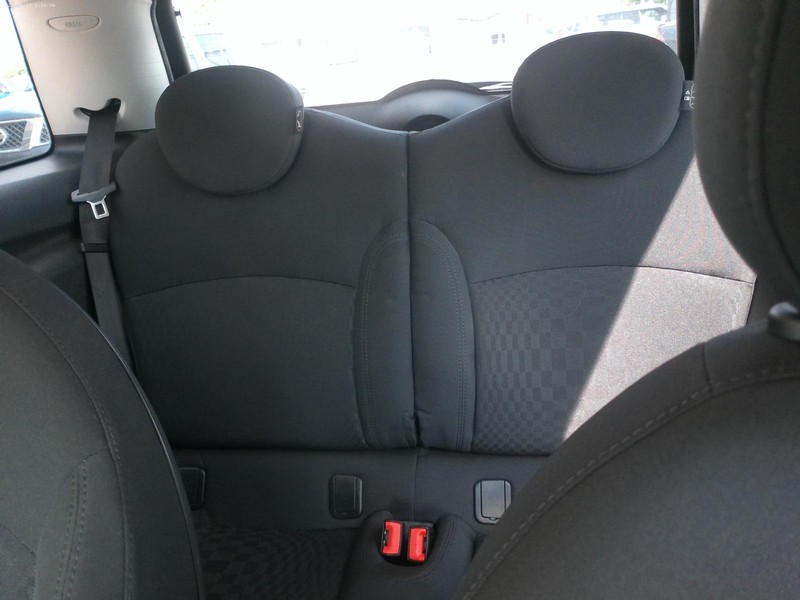 MINI Cooper Hardtop Vehicle Full-screen Gallery Image 07