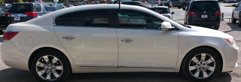 Buick LaCrosse Vehicle Full-screen Gallery Image 01