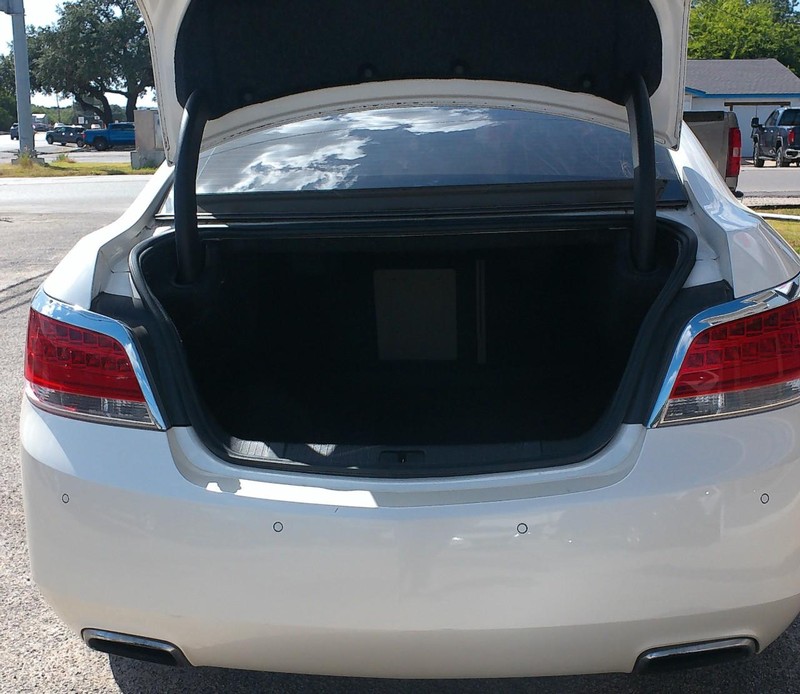 Buick LaCrosse Vehicle Full-screen Gallery Image 07