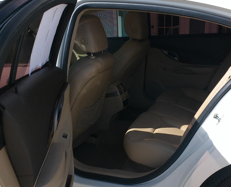 Buick LaCrosse Vehicle Full-screen Gallery Image 08