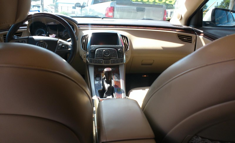 Buick LaCrosse Vehicle Full-screen Gallery Image 09