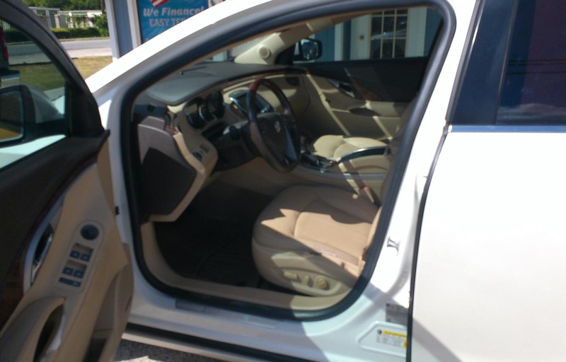 Buick LaCrosse Vehicle Full-screen Gallery Image 10