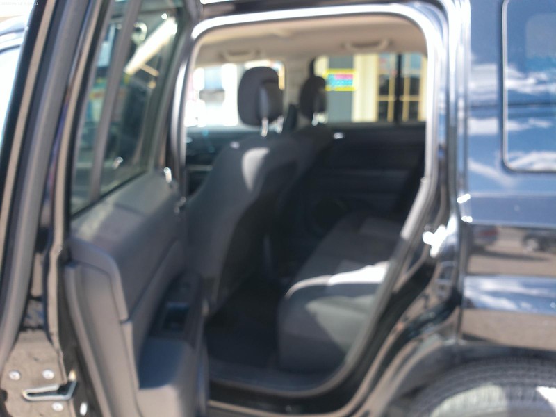 Jeep Patriot Vehicle Full-screen Gallery Image 08