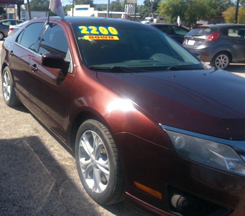 Ford Fusion Vehicle Full-screen Gallery Image 01
