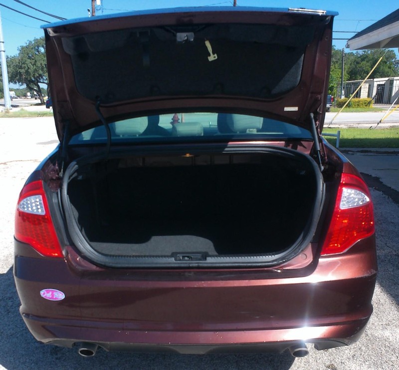 Ford Fusion Vehicle Full-screen Gallery Image 07