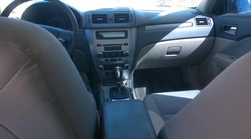 Ford Fusion Vehicle Full-screen Gallery Image 08