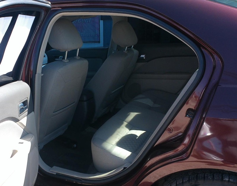 Ford Fusion Vehicle Full-screen Gallery Image 09