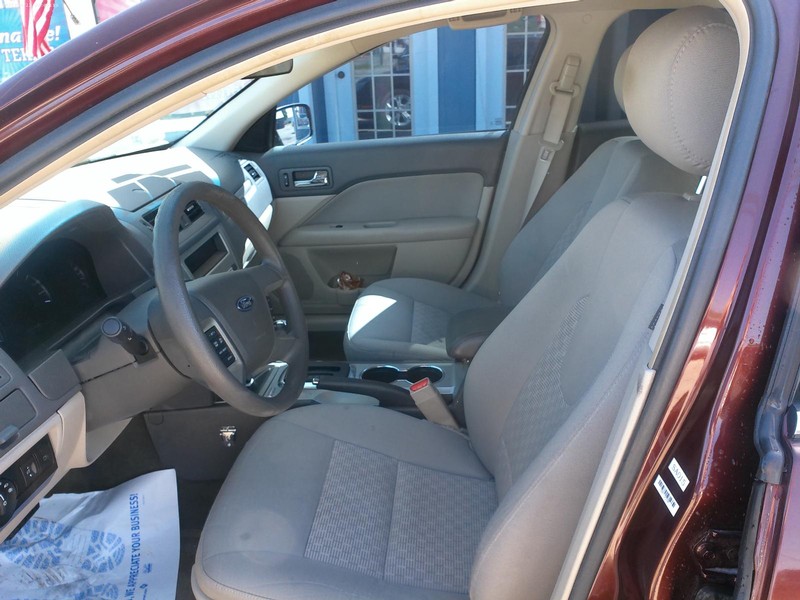 Ford Fusion Vehicle Full-screen Gallery Image 11