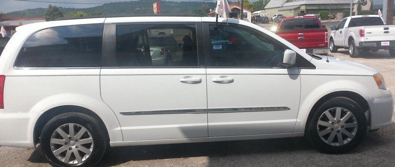 Chrysler Town & Country Vehicle Full-screen Gallery Image 01