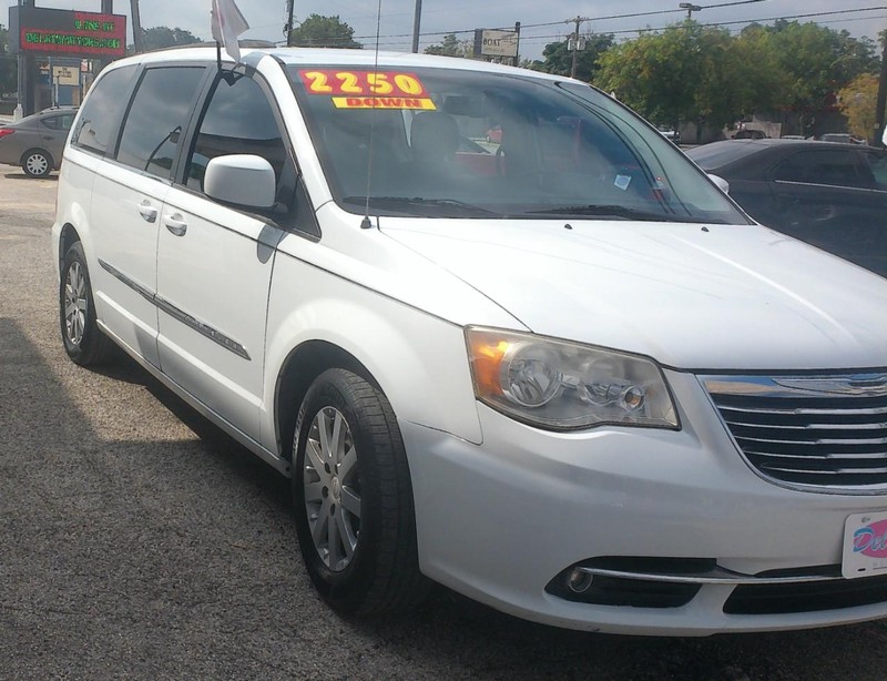 Chrysler Town & Country Vehicle Full-screen Gallery Image 02