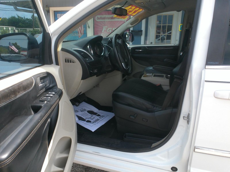 Chrysler Town & Country Vehicle Full-screen Gallery Image 06
