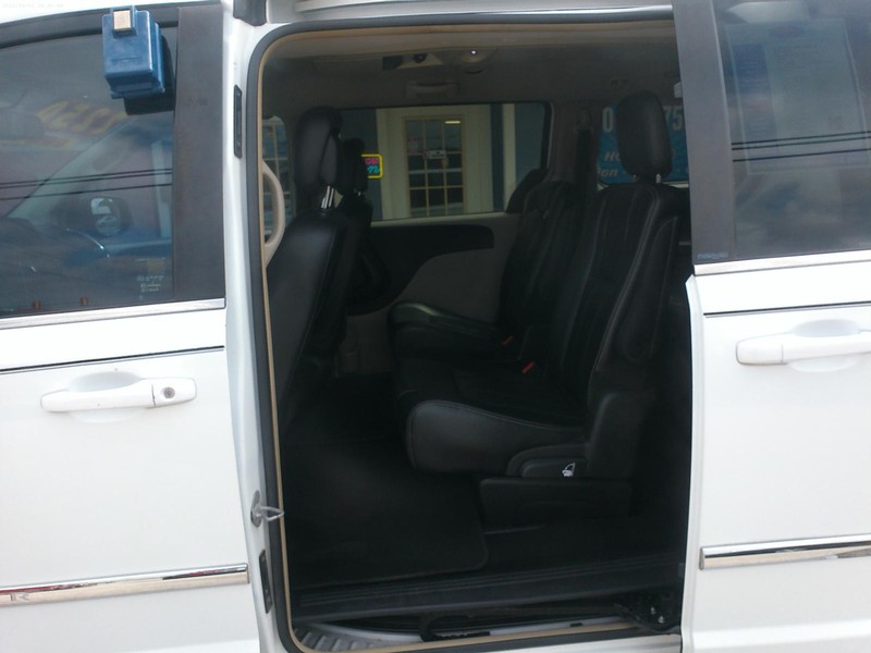 Chrysler Town & Country Vehicle Full-screen Gallery Image 07