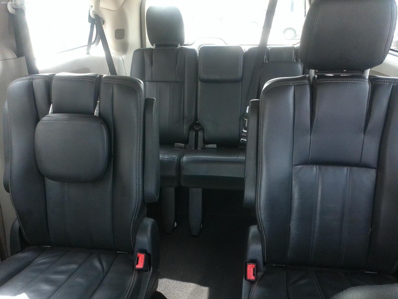 Chrysler Town & Country Vehicle Full-screen Gallery Image 08