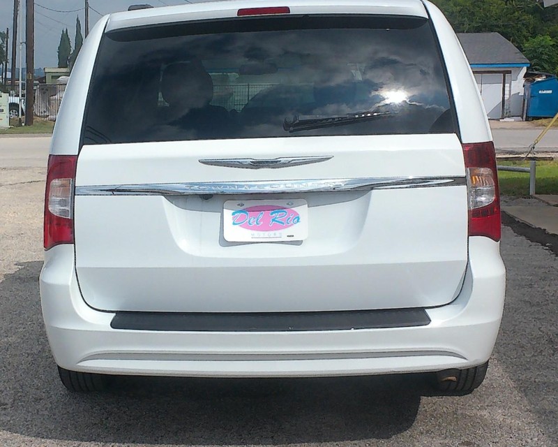 Chrysler Town & Country Vehicle Full-screen Gallery Image 09