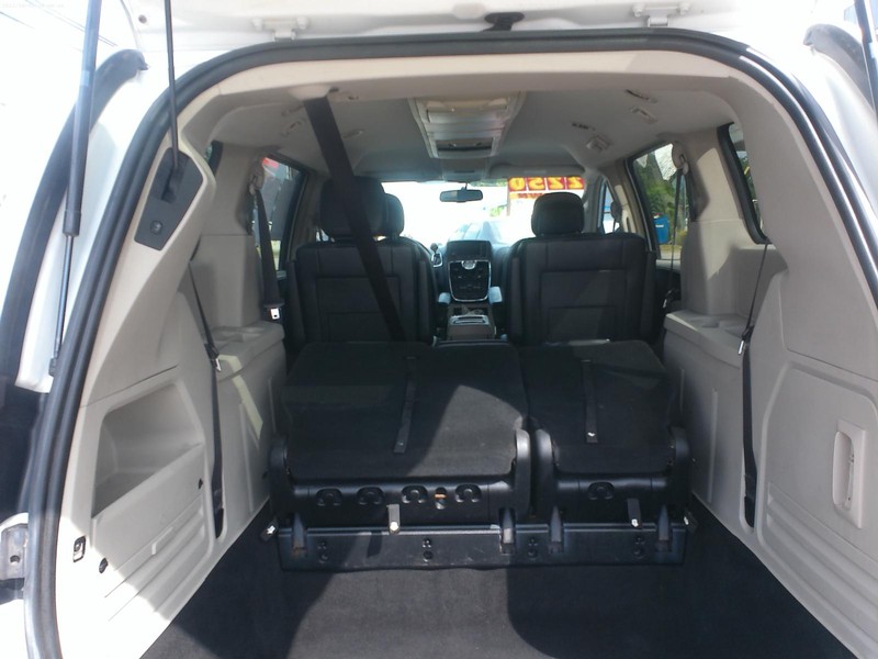 Chrysler Town & Country Vehicle Full-screen Gallery Image 10