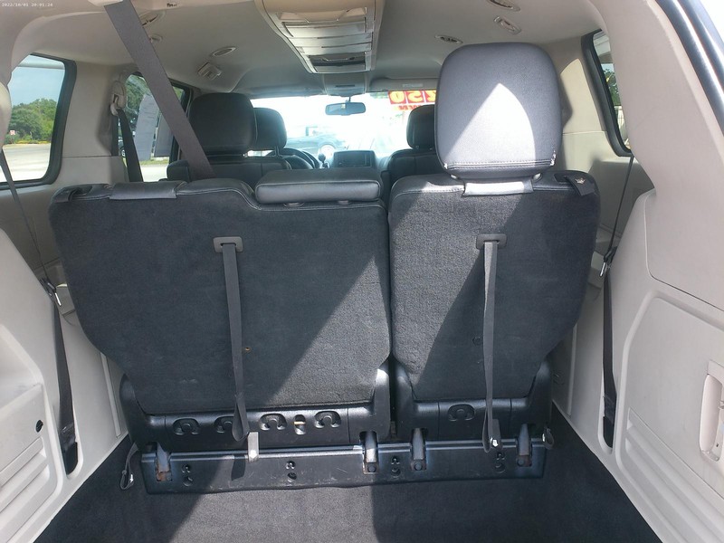 Chrysler Town & Country Vehicle Full-screen Gallery Image 11