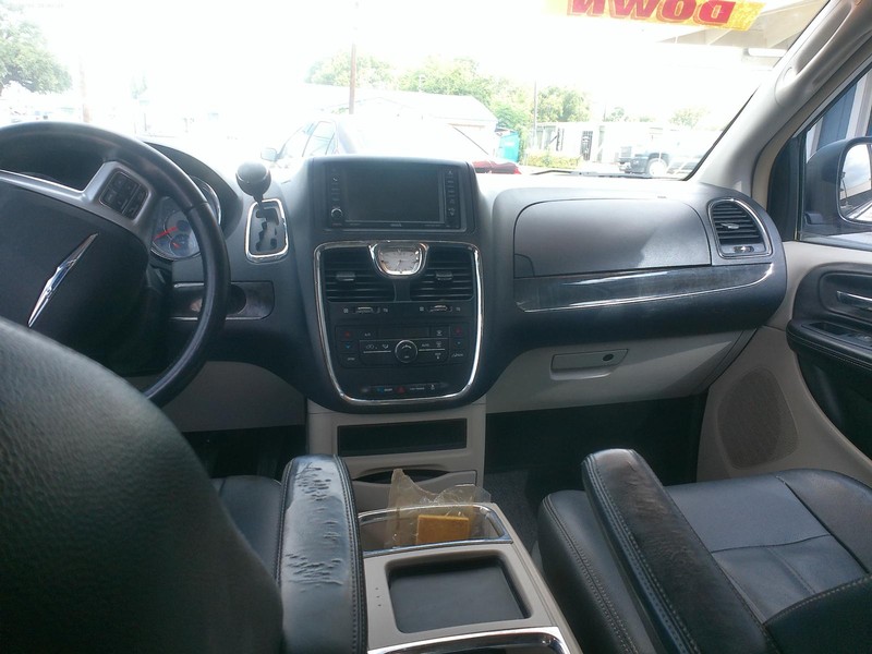 Chrysler Town & Country Vehicle Full-screen Gallery Image 12