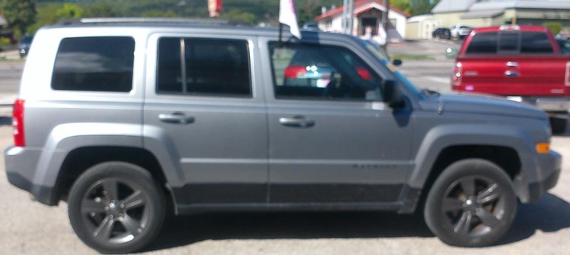 Jeep Patriot Vehicle Full-screen Gallery Image 01