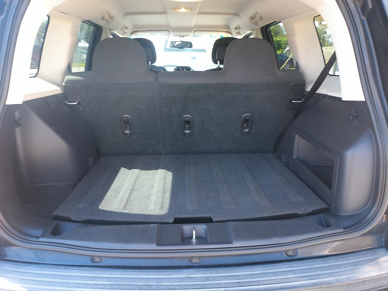 Jeep Patriot Vehicle Full-screen Gallery Image 02