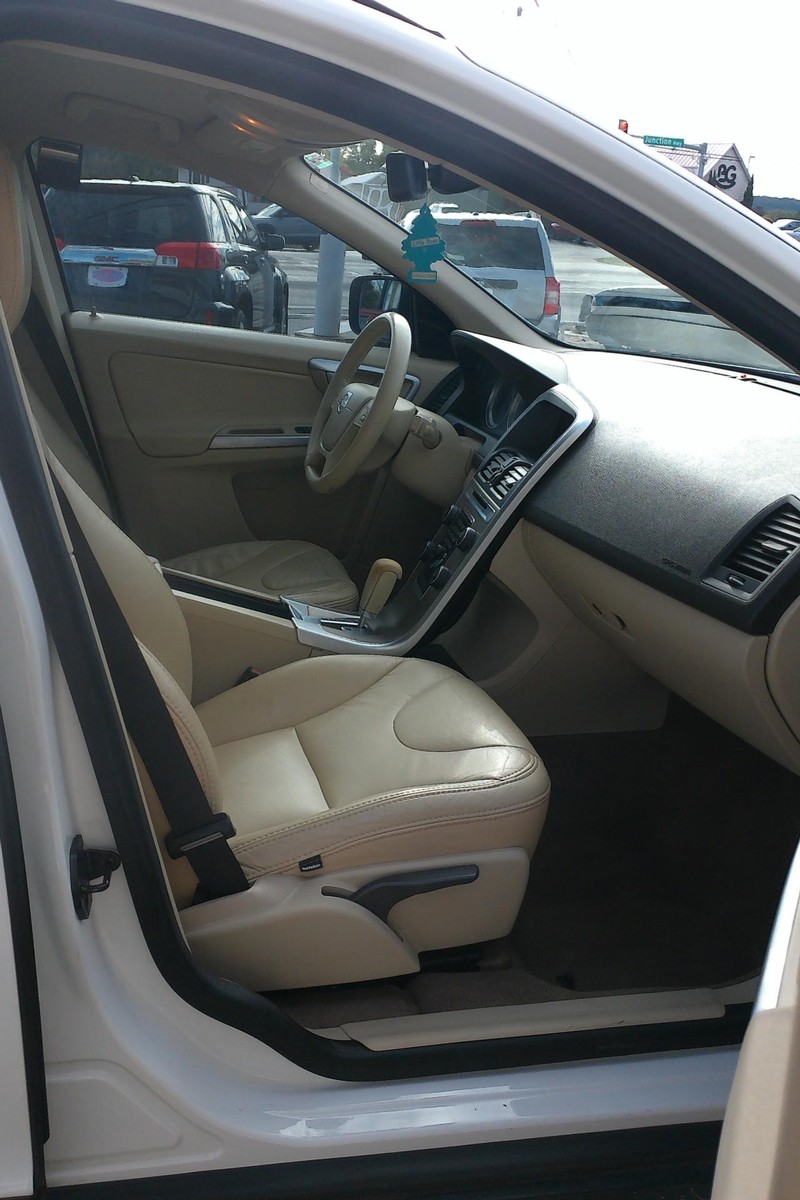 Volvo XC60 Vehicle Full-screen Gallery Image 03