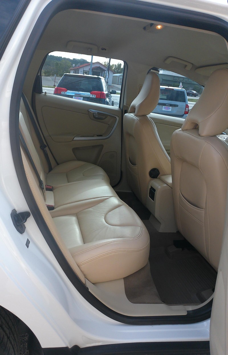 Volvo XC60 Vehicle Full-screen Gallery Image 04