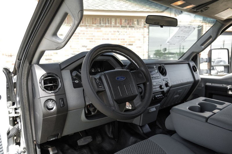 Ford Super Duty F-350 DRW Vehicle Full-screen Gallery Image 03