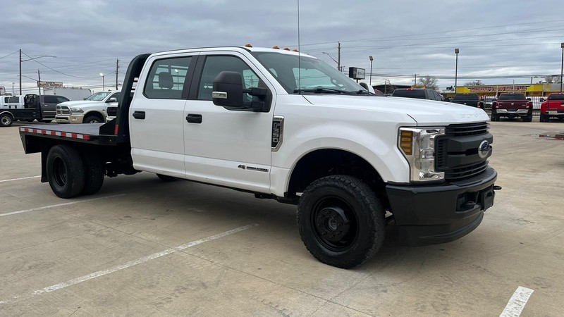 Ford Super Duty F-350 DRW Vehicle Full-screen Gallery Image 02