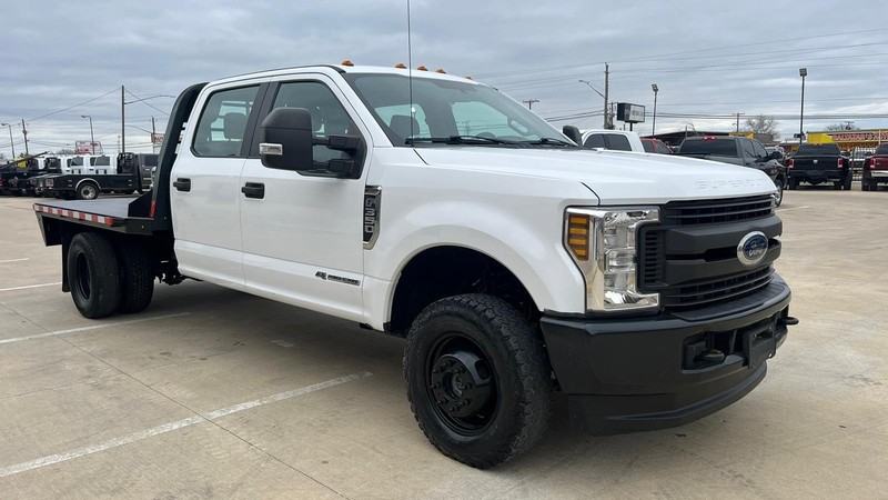 Ford Super Duty F-350 DRW Vehicle Full-screen Gallery Image 03