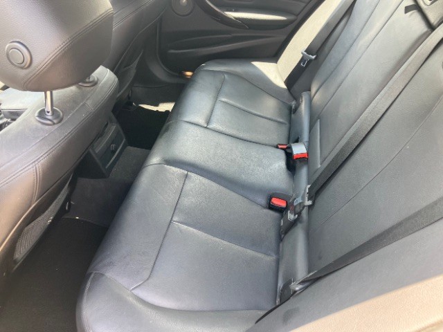 BMW 3 Series Vehicle Full-screen Gallery Image 08