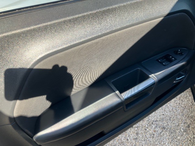 Dodge Challenger Vehicle Full-screen Gallery Image 9