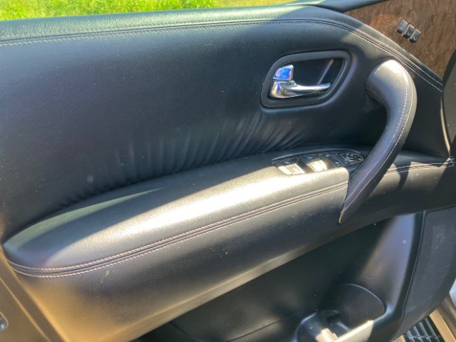 INFINITI QX80 Vehicle Full-screen Gallery Image 10