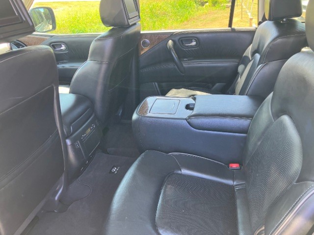 INFINITI QX80 Vehicle Full-screen Gallery Image 12