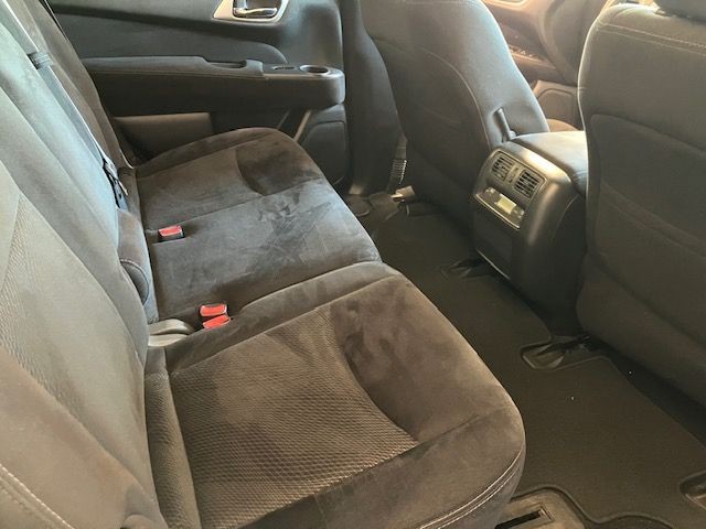 Nissan Pathfinder Vehicle Full-screen Gallery Image 8