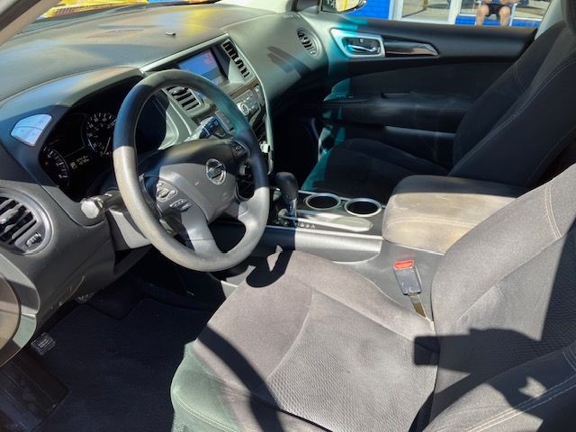 Nissan Pathfinder Vehicle Full-screen Gallery Image 11