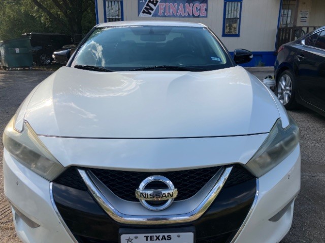 Nissan Maxima Vehicle Full-screen Gallery Image 3