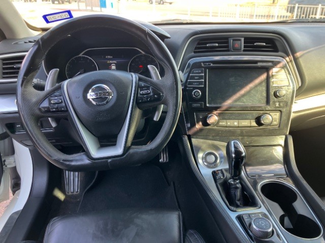 Nissan Maxima Vehicle Full-screen Gallery Image 11