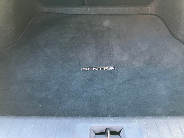 Nissan Sentra Vehicle Full-screen Gallery Image 06