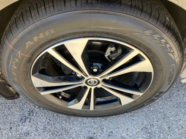 Nissan Sentra Vehicle Full-screen Gallery Image 08